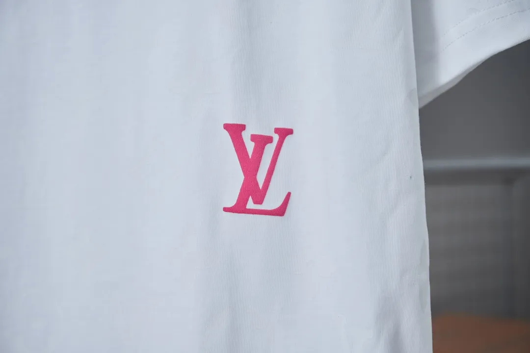 🅿️190 Louis LV 25ss new early spring short-sleeved short sleeves with full-bottom printed foam letters. Light luxury. A must-have item for men and women for daily commuting. Correct version. Welcome to compare. Detailed features · 320g 100% cotton double yarn jersey fabric · Digital direct-injection cloth dyeing and printing logo pattern · Color gradient LV letters three-dimensional foam · Double-needle stitching and cross-stitching technology · Original main mark, washable tag, brand moisture-proof paper packaging Color: black/white Size: S/M/L/XL